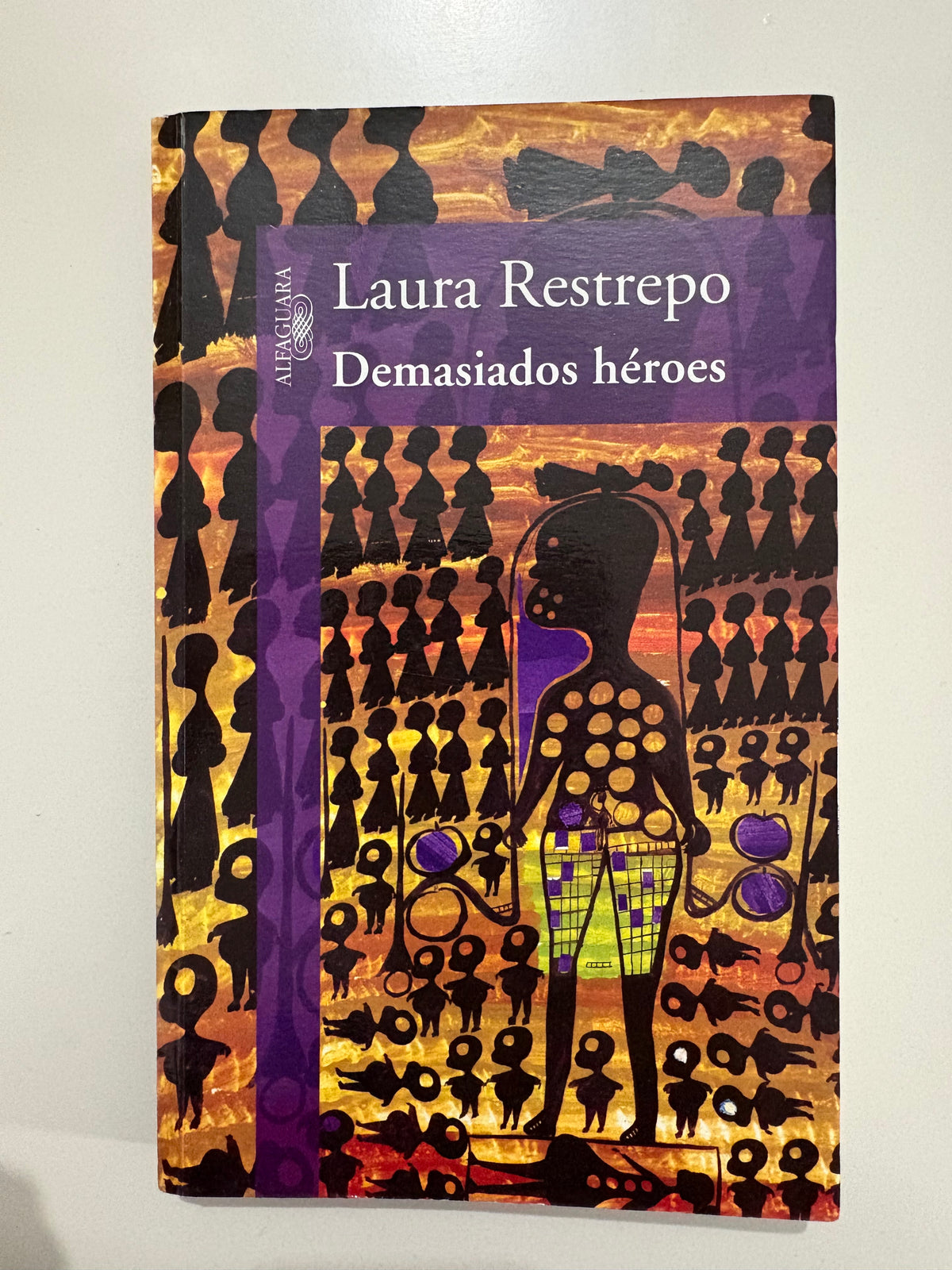 Demasiados héroes - Laura Restrepo