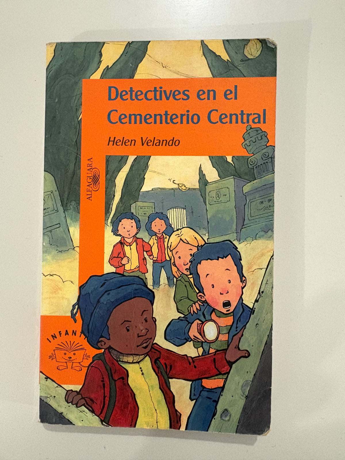 Detectives en el Cementerio Central – Helen Velando